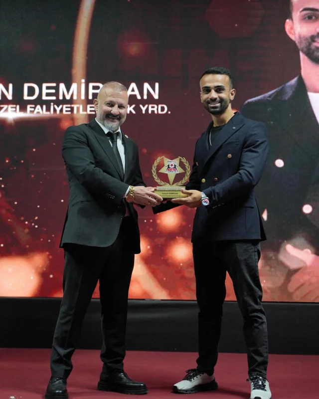 Türkiye Muaythai Federasyonu Başkanı Sn. Hasan Yıldız’a bu anlamlı ödül için teşekkür ederiz. Sporun ve sporcunun yanında olan güçlü bir destek! @hasanyildizofficiall @husdemircan @turkiyemuaythaifederasyonu